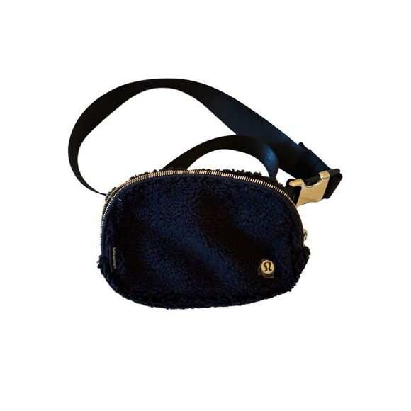 Lululemon Womens Black Zip Closure Peloton Sherpa Adjustable Strap Crossbody Bag - Picture 13 of 15